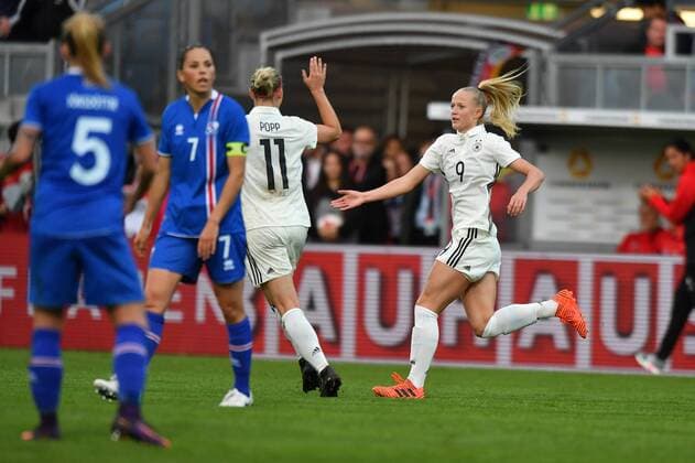 Lea Schüller (Deutschland) (9) jubelt nach 2:3 mit Alexandra Popp (Deutschland , Germany , DFB ) (11), Fussball, WM 2019 - Qualifikation Deutschland - Island,