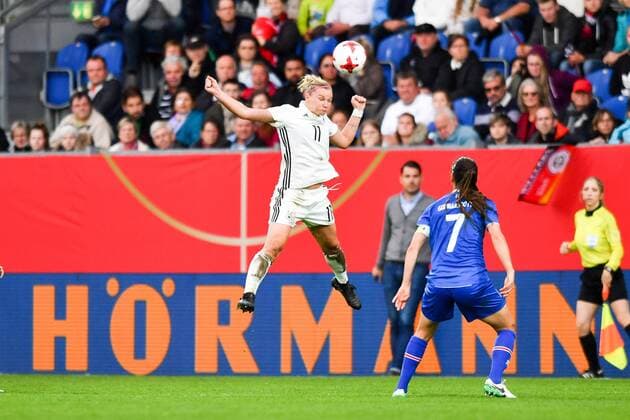 Alexandra Popp (Deutschland , Germany , DFB ) (11) beim Kopfball, Fussball, WM 2019 - Qualifikation Deutschland - Island,