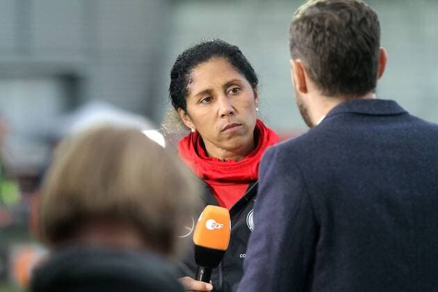 20.10.2017, xsvx, Fussball WM Qualifikation Frauen, Deutschland - Island, emspor, v.l. Trainerin Steffi Jones (Deutsche Frauen-Nationalmannschaft DFB) enttaeuscht traurig frustriert dissapointed Wiesbaden