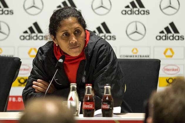 20.10.2017, xavx, Fussball WM Qualifikation Frauen, Deutschland - Island, emspor, v.l. Bundestrainerin Steffi Jones (Deuschland Germany) enttaeuscht, enttaeuscht schauend, dissapointed auf der Pressekonferenz nach dem Spiel gegen Island. Wiesbaden