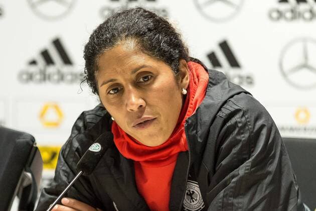 20.10.2017, xavx, Fussball WM Qualifikation Frauen, Deutschland - Island, emspor, v.l. Bundestrainerin Steffi Jones (Deuschland Germany) enttaeuscht, enttaeuscht schauend, dissapointed auf der Pressekonferenz nach dem Spiel gegen Island. Wiesbaden