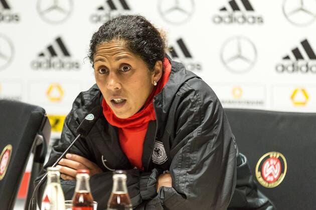 20.10.2017, xavx, Fussball WM Qualifikation Frauen, Deutschland - Island, emspor, v.l. Bundestrainerin Steffi Jones (Deuschland Germany) enttaeuscht, enttaeuscht schauend, dissapointed auf der Pressekonferenz nach dem Spiel gegen Island. Wiesbaden