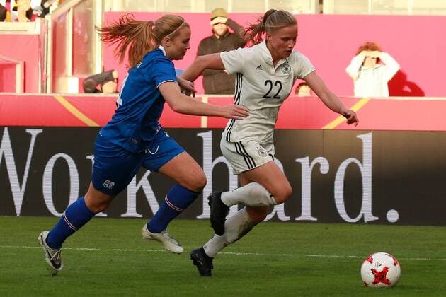 20.10.2017, xavx, Fussball WM Qualifikation Frauen, Deutschland - Island, emspor, v.l. Tabea Kemme (Deutschland Germany), Glodis Viggosdottir (Island Iceland) Wiesbaden
