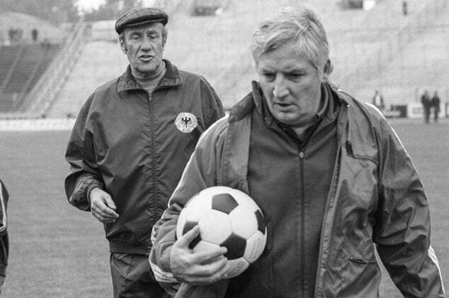 DFB Training im Niedersachsenstadion in Hannover am 09.10.1973. Hier mit Trainer Helmut Schoen und Assi Jupp Derwall. *** DFB Training in the Niedersachsenstadion in Hannover on 09 10 1973 Here with coach Helmut Schoen and Assi Jupp Derwall