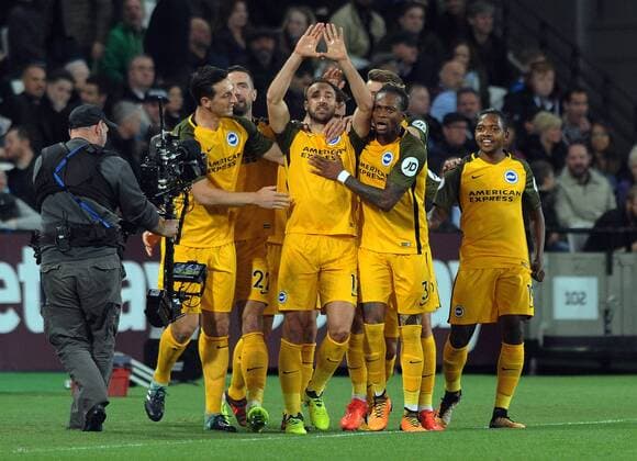 Football - 2017 2018 Premier League - West Ham United vs. Brighton & Hove Albion Glenn Murray of Brighton celebrates his first half goal with team mates at The London Stadium. COLORSPORT ANDREW COWIE 