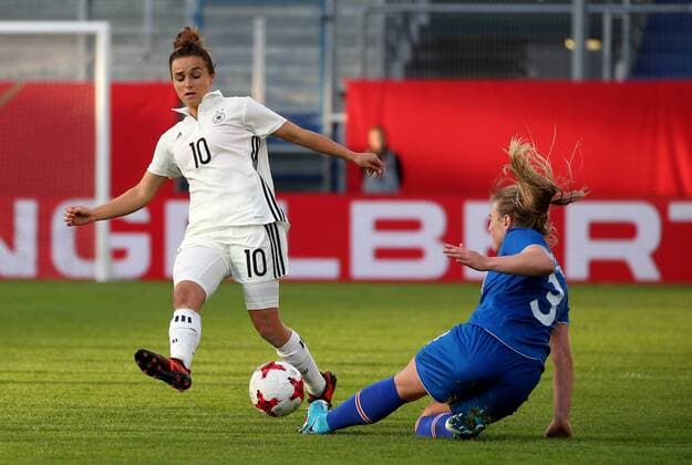 Deutschland, Wiesbaden, Brita-Arena, 20.10.2017, Fussball, Frauen, WM Qualifikation, Deutschland - Island Bild: v. lk. Lina Magult (Deutschland, 10) und Ingibjörg Sigurdardottir (Island, 3) Copyright: HMBxMedia xHeikoxBecker