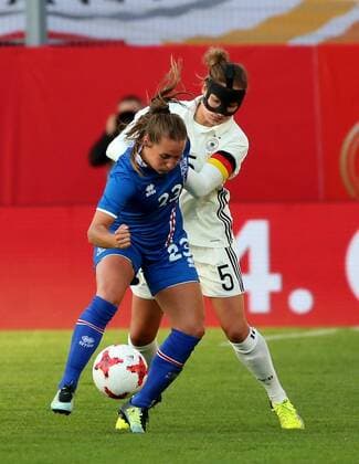 Deutschland, Wiesbaden, Brita-Arena, 20.10.2017, Fussball, Frauen, WM Qualifikation, Deutschland - Island Bild: v. lk. Fanndis Fridriksdottir (Island, 23) und Babett Peter (Deutschland, 5) Copyright: HMBxMedia xHeikoxBecker