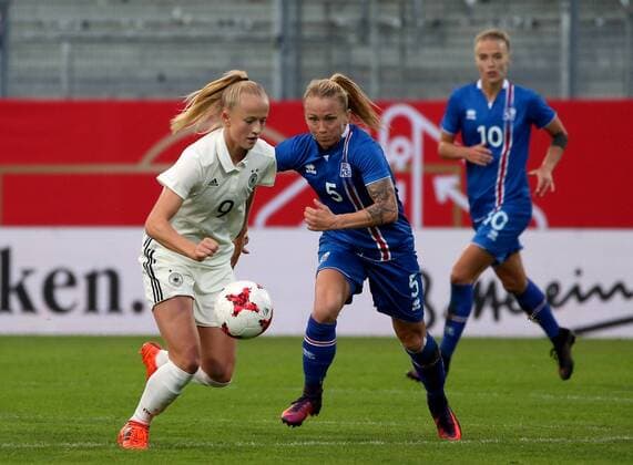 Deutschland, Wiesbaden, Brita-Arena, 20.10.2017, Fussball, Frauen, WM Qualifikation, Deutschland - Island Bild: v. lk. Lea Schüller (Deutschland, 9) und Gunnhildur Yrsa Jonsdottir (Island, 5) Copyright: HMBxMedia xHeikoxBecker