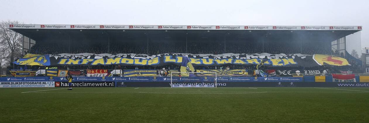 LEEUWARDEN , voetbal , eredivisie, Cambuur stadion , seizoen 2014 - 2015 , 15-02-2015 , SC Cambuur - SC Heerenveen , sfeerbeeld Noord tribune supporters cambuur - heerenveen