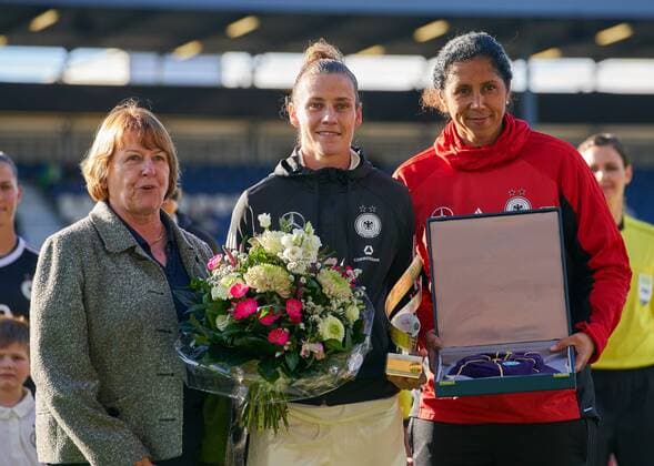 Ehrung fuer Simone LAUDEHR, DFB 6 zum 100. Laenderspiel durch DFB Vize- Praesidentin Hannelore Ratzeburg, Steffi JONES, Trainerin Cheftrainerin DFB Damen gratuliert DEUTSCHLAND - ISLAND 2-3 Fussball Laenderspiel Damen Qualifikation zur Weltmeisterschaft WM 2019 in Frankreich , Wiesbaden, Deutschland 20.10.2017