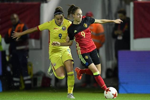 LEUVEN, BELGIUM - OCTOBER 20 : Tessa Wullaert forward of Belgium is fighting for the ball with Laura Rus of Romania during the Women s 2019 World Cup Qualifier Group F match between Belgium and Romania at the Den Dreef Stadium on October 20, 2017 in Leuven, Belgium, 20 10 2017 FOOTBALL : Belgique vs Roumanie - Qualification Coupe du Monde Femine 2019 - 21 10 2017 PhotoNews Panoramic 