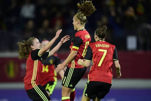 LEUVEN, BELGIUM - OCTOBER 20 : Janice Cayman forward of Belgium celebrates scoring the opening goal with teammates during the Women s 2019 World Cup Qualifier Group F match between Belgium and Romania at the Den Dreef Stadium on October 20, 2017 in Leuven, Belgium, 20 10 2017 FOOTBALL : Belgique vs Roumanie - Qualification Coupe du Monde Femine 2019 - 21 10 2017 PhotoNews Panoramic 