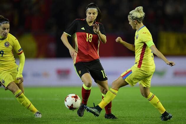LEUVEN, BELGIUM - OCTOBER 20 : Laura De Neve defender of Belgium is challenged during the Women s 2019 World Cup Qualifier Group F match between Belgium and Romania at the Den Dreef Stadium on October 20, 2017 in Leuven, Belgium, 20 10 2017 FOOTBALL : Belgique vs Roumanie - Qualification Coupe du Monde Femine 2019 - 21 10 2017 PhotoNews Panoramic 