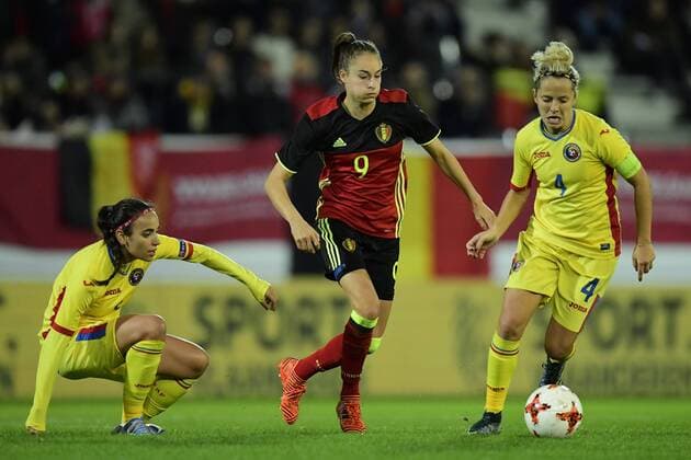 LEUVEN, BELGIUM - OCTOBER 20 : Tessa Wullaert forward of Belgium is attacking in between Teodora Meluta of Romania and Iona Bortan of Romania during the Women s 2019 World Cup Qualifier Group F match between Belgium and Romania at the Den Dreef Stadium on October 20, 2017 in Leuven, Belgium, 20 10 2017 FOOTBALL : Belgique vs Roumanie - Qualification Coupe du Monde Femine 2019 - 21 10 2017 PhotoNews Panoramic 