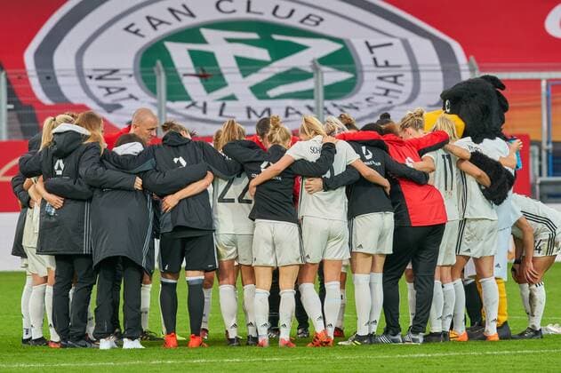 Mannschaftskreis nach dem Spiel DEUTSCHLAND - ISLAND 2-3 Fussball Laenderspiel Damen Qualifikation zur Weltmeisterschaft WM 2019 in Frankreich , Wiesbaden, Deutschland 20.10.2017