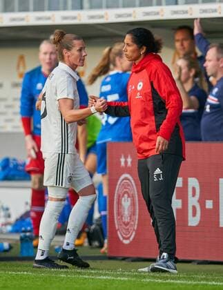Simone LAUDEHR, DFB 6 Steffi JONES, Trainerin Cheftrainerin DFB Damen Einwechslung, Auswechslung, Wechsel, Spielerwechsel DEUTSCHLAND - ISLAND 2-3 Fussball Laenderspiel Damen Qualifikation zur Weltmeisterschaft WM 2019 in Frankreich , Wiesbaden, Deutschland 20.10.2017