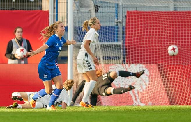 Elin JENSEN, ISL 15 Torschuss, schiesst das Tor zum 1-2 Torjubel, Jubel nach dem Tor neben Laura BENKARTH, DFB 12 Kathrin HENDRICH, DFB 3 Lena GOESSLING, DFB 8 Leonie MAIER, DFB 4 DEUTSCHLAND - ISLAND 2-3 Fussball Laenderspiel Damen Qualifikation zur Weltmeisterschaft WM 2019 in Frankreich , Wiesbaden, Deutschland 20.10.2017