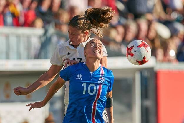 Melanie LEUPOLZ, DFB 13 im Kopfballduell , Kopfball mit Dagny BRYNJARSDOTTIR, ISL 10 DEUTSCHLAND - ISLAND 2-3 Fussball Laenderspiel Damen Qualifikation zur Weltmeisterschaft WM 2019 in Frankreich , Wiesbaden, Deutschland 20.10.2017