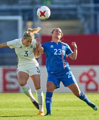 Kathrin HENDRICH, DFB 3 im Kopfballduell , Kopfball mit Fanndis FRIDRIKSDOTTIR, ISL 23 DEUTSCHLAND - ISLAND 2-3 Fussball Laenderspiel Damen Qualifikation zur Weltmeisterschaft WM 2019 in Frankreich , Wiesbaden, Deutschland 20.10.2017