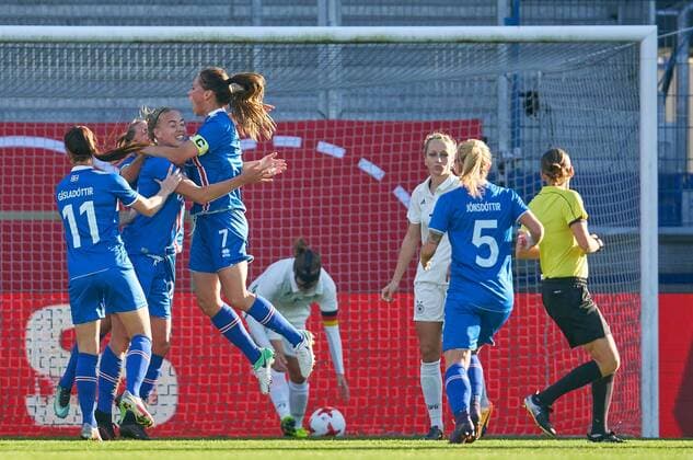 Dagny BRYNJARSDOTTIR, ISL 10 Torjubel, Jubel nach dem Tor zum 0-1 mit Sara Bjork GUNNARSDOTTIR, ISL 7 Hallbera GISLADOTTIR, ISL 11 DEUTSCHLAND - ISLAND 2-3 Fussball Laenderspiel Damen Qualifikation zur Weltmeisterschaft WM 2019 in Frankreich , Wiesbaden, Deutschland 20.10.2017