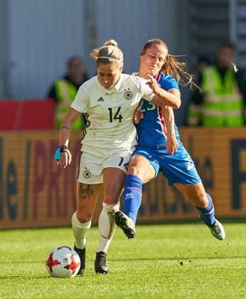 Bilder des Tages - SPORT Anna BLAESSE, DFB 14 Zweikampf , Aktion um den Ball gegen Fanndis FRIDRIKSDOTTIR, ISL 23 DEUTSCHLAND - ISLAND 2-3 Fussball Laenderspiel Damen Qualifikation zur Weltmeisterschaft WM 2019 in Frankreich , Wiesbaden, Deutschland 20.10.2017