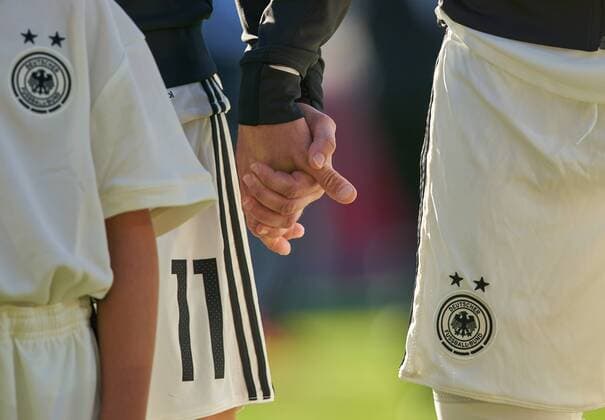 Bilder des Tages - SPORT Haende halten sich bei der Nationalhymne Symbolbild, Illustration, Feature, singt, singen Hymne, Song, Deutschlandlied DEUTSCHLAND - ISLAND 2-3 Fussball Laenderspiel Damen Qualifikation zur Weltmeisterschaft WM 2019 in Frankreich , Wiesbaden, Deutschland 20.10.2017