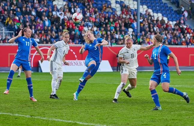 Alexandra POPP, DFB 11 Simone LAUDEHR, DFB 6 Ingibjoerg SIGURDARDOTTIR, ISL 3 Hallbera GISLADOTTIR, ISL 11 Glodis VIGGOSDOTTIR, ISL 4 DEUTSCHLAND - ISLAND 2-3 Fussball Laenderspiel Damen Qualifikation zur Weltmeisterschaft WM 2019 in Frankreich , Wiesbaden, Deutschland 20.10.2017