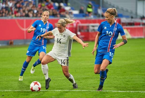 Anna BLAESSE, DFB 14 Zweikampf , Aktion um den Ball gegen Dagny BRYNJARSDOTTIR, ISL 10 Anna BJORK KRISTJANSDOTTIR, ISL 19 DEUTSCHLAND - ISLAND 2-3 Fussball Laenderspiel Damen Qualifikation zur Weltmeisterschaft WM 2019 in Frankreich , Wiesbaden, Deutschland 20.10.2017
