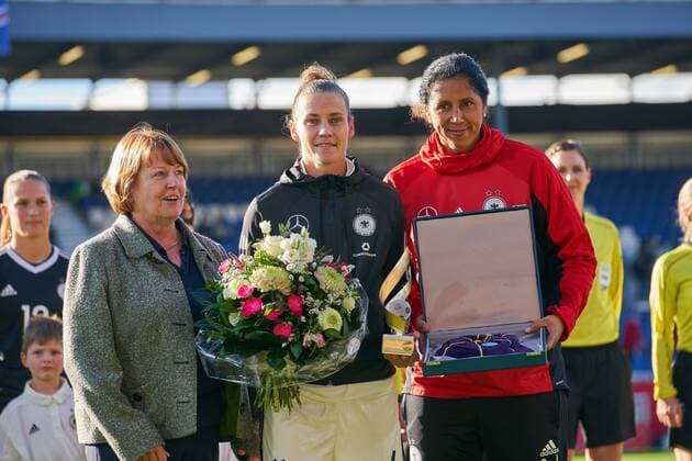 Ehrung fuer Simone LAUDEHR, DFB 6 zum 100. Laenderspiel durch DFB Vize- Praesidentin Hannelore Ratzeburg, Steffi JONES, Trainerin Cheftrainerin DFB Damen gratuliert DEUTSCHLAND - ISLAND 2-3 Fussball Laenderspiel Damen Qualifikation zur Weltmeisterschaft WM 2019 in Frankreich , Wiesbaden, Deutschland 20.10.2017