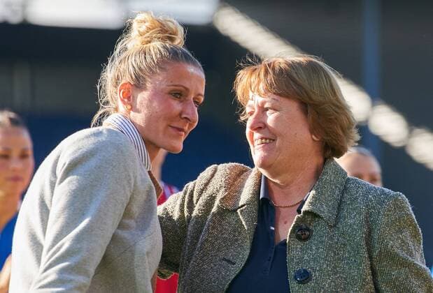 Verabschiedung von Anja MITTAG aus der Nationalmannschaft durch DFB Vize- Praesidentin Hannelore Ratzeburg, DEUTSCHLAND - ISLAND 2-3 Fussball Laenderspiel Damen Qualifikation zur Weltmeisterschaft WM 2019 in Frankreich , Wiesbaden, Deutschland 20.10.2017