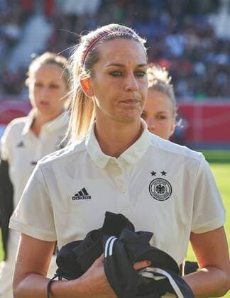 Lena GOESSLING, DFB 8 Halbfigur , Aktion, Einzelbild, Portrait, Portraet, Einzelaktion DEUTSCHLAND - ISLAND 2-3 Fussball Laenderspiel Damen Qualifikation zur Weltmeisterschaft WM 2019 in Frankreich , Wiesbaden, Deutschland 20.10.2017