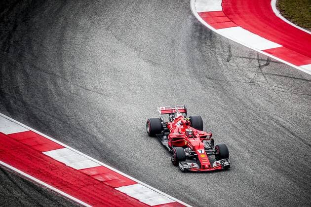 Bilder des Tages - SPORT AUSTIN, TX - OCTOBER 20: Ferrari driver Kimi Raikkonen (7) of Finland exits turn 14 during morning practice for the Formula 1 United States Grand Prix on October 20, 2017, at the Circuit of the Americas in Austin, TX. (Photo by John Crouch Icon Sportswire) AUTO: OCT 20 F1 - United States Grand Prix Icon17102014291 EDITORIAL USE ONLY