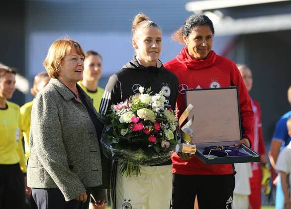 20.10,2017 xcex Wiesbaden, Deutsche Frauen Nationalmannschaft (DFB) Deutschland - Island (WMQ) Simone Laudehr (6, GER) mit DFB-Vizepräsidentin Hannelore Ratzeburg und Bundestrainerin Steffi Jones
