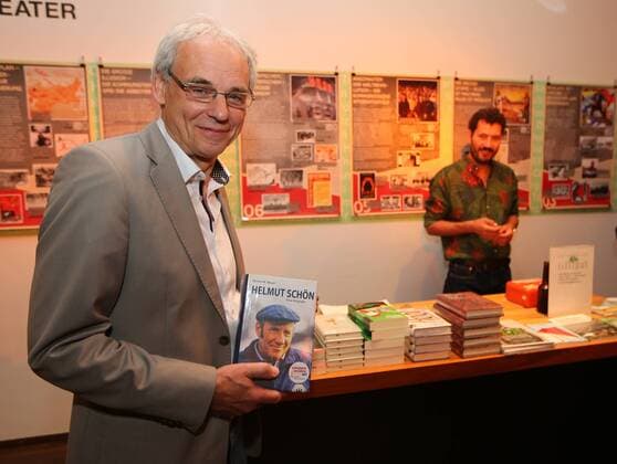 20.10.2017 - Deutsche Akademie für Fussbalkultur - Fussballgala - Verleihung Walter Bensemann Preis 2015 JüRa - Bernd-M.Beyer (Fussballbuch des Jahres)