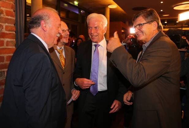 20.10.2017 - Deutsche Akademie für Fussbalkultur - Fussballgala - Verleihung Walter Bensemann Preis 2015 JüRa - Rainer Holzschuh, kicker-Herausgeber und Juryvorsitzender, Vicente del Bosque (Trainerlegende) , Hans Meyer