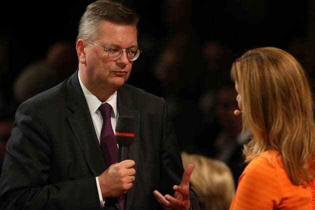 20.10.2017 - Deutsche Akademie für Fussbalkultur - Fussballgala - Verleihung Walter Bensemann Preis 2015 JüRa - Katrin Müller Hohenstein (Moderatorin), Reinhard Grindel (Präsident DFB)