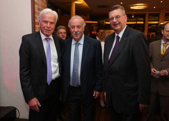 20.10.2017 - Deutsche Akademie für Fussbalkultur - Fussballgala - Verleihung Walter Bensemann Preis 2015 JüRa - Rainer Holzschuh, kicker-Herausgeber und Juryvorsitzender, Vicente del Bosque (Trainerlegende), Reinhard Grindel (Präsident DFB)
