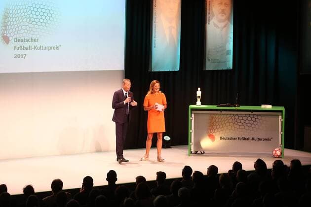 20.10.2017 - Deutsche Akademie für Fussbalkultur - Fussballgala - Verleihung Walter Bensemann Preis 2015 JüRa - Katrin Müller Hohenstein (Moderatorin), Dr. Ulrich Maly (Oberbürgermeister Stadt Nürnberg)