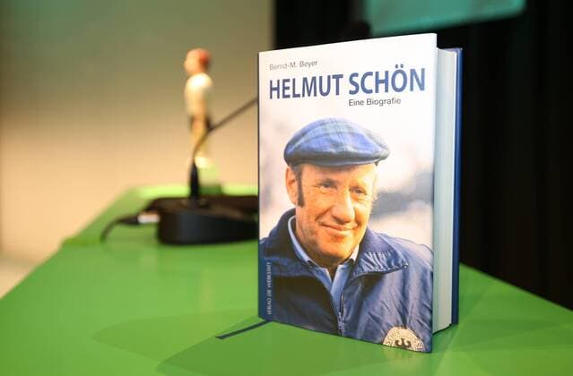 20.10.2017 - Deutsche Akademie für Fussbalkultur - Fussballgala - Verleihung Walter Bensemann Preis 2015 JüRa - Vicente del Bosque (Trainerlegende) , Katrin Müller Hohenstein (Moderatorin), Dr. Ulrich Maly (Oberbürgermeister Stadt Nürnberg) , Rainer Holzschuh, kicker-Herausgeber und Juryvorsitzender