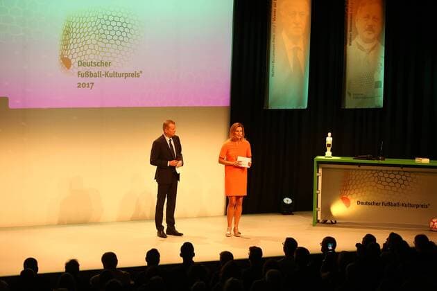20.10.2017 - Deutsche Akademie für Fussbalkultur - Fussballgala - Verleihung Walter Bensemann Preis 2015 JüRa - Katrin Müller Hohenstein (Moderatorin), Dr. Ulrich Maly (Oberbürgermeister Stadt Nürnberg)