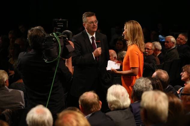20.10.2017 - Deutsche Akademie für Fussbalkultur - Fussballgala - Verleihung Walter Bensemann Preis 2015 JüRa - Katrin Müller Hohenstein (Moderatorin), Reinhard Grindel (Präsident DFB)