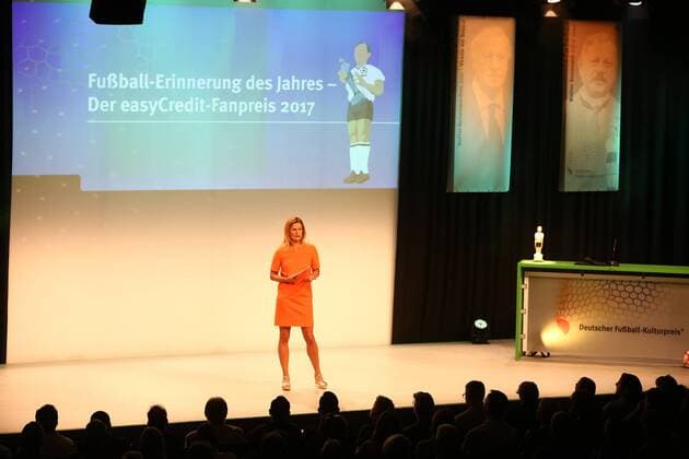 20.10.2017 - Deutsche Akademie für Fussbalkultur - Fussballgala - Verleihung Walter Bensemann Preis 2015 JüRa - Katrin Müller Hohenstein (Moderatorin)