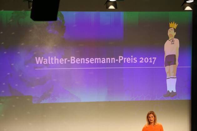 20.10.2017 - Deutsche Akademie für Fussbalkultur - Fussballgala - Verleihung Walter Bensemann Preis 2015 JüRa - Katrin Müller Hohenstein (Moderatorin)