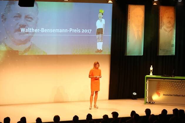 20.10.2017 - Deutsche Akademie für Fussbalkultur - Fussballgala - Verleihung Walter Bensemann Preis 2015 JüRa - Katrin Müller Hohenstein (Moderatorin)