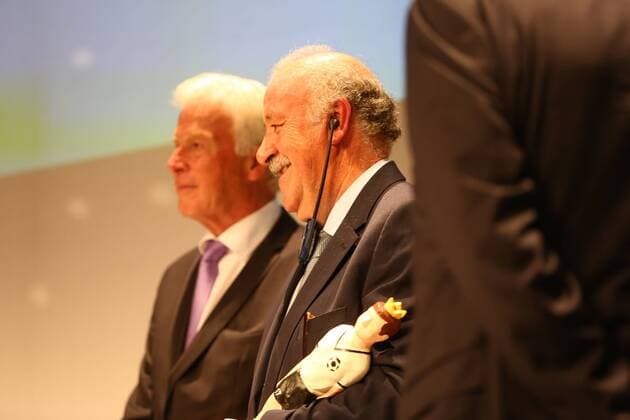 20.10.2017 - Deutsche Akademie für Fussbalkultur - Fussballgala - Verleihung Walter Bensemann Preis 2015 JüRa - Vicente del Bosque (Trainerlegende) , Katrin Müller Hohenstein (Moderatorin), Dr. Ulrich Maly (Oberbürgermeister Stadt Nürnberg) , Rainer Holzschuh, kicker-Herausgeber und Juryvorsitzender