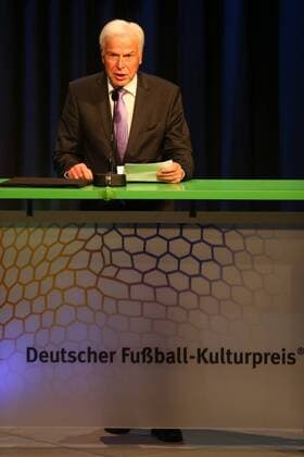 20.10.2017 - Deutsche Akademie für Fussbalkultur - Fussballgala - Verleihung Walter Bensemann Preis 2015 JüRa - Rainer Holzschuh, kicker-Herausgeber und Juryvorsitzender