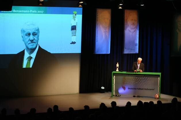 20.10.2017 - Deutsche Akademie für Fussbalkultur - Fussballgala - Verleihung Walter Bensemann Preis 2015 JüRa - Rainer Holzschuh, kicker-Herausgeber und Juryvorsitzender
