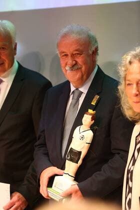 20.10.2017 - Deutsche Akademie für Fussbalkultur - Fussballgala - Verleihung Walter Bensemann Preis 2015 JüRa - Vicente del Bosque (Trainerlegende) , Katrin Müller Hohenstein (Moderatorin), Dr. Ulrich Maly (Oberbürgermeister Stadt Nürnberg) , Rainer Holzschuh, kicker-Herausgeber und Juryvorsitzender