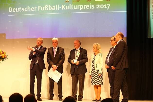 20.10.2017 - Deutsche Akademie für Fussbalkultur - Fussballgala - Verleihung Walter Bensemann Preis 2015 JüRa - Vicente del Bosque (Trainerlegende) , Katrin Müller Hohenstein (Moderatorin), Dr. Ulrich Maly (Oberbürgermeister Stadt Nürnberg) , Rainer Holzschuh, kicker-Herausgeber und Juryvorsitzender
