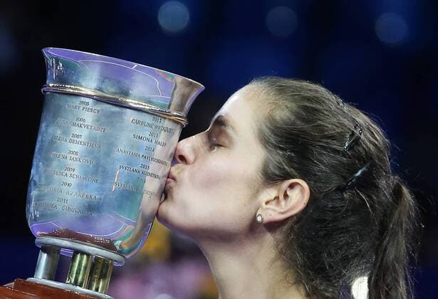 Themen der Woche - SPORT MOSCOW, RUSSIA - OCTOBER 21, 2017: Julia Goerges of Germany, the winner of the women s singles event, kisses a trophy during an award ceremony at the 2017 VTB Kremlin Cup Tennis Tournament at Olympiysky Sports Complex. Stanislav Krasilnikov TASS  TS065CEA